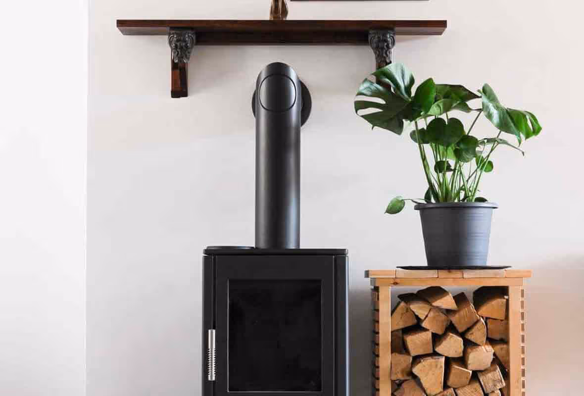 Installer un poêle a bois soi-même : quels risques avec l'assurance ?